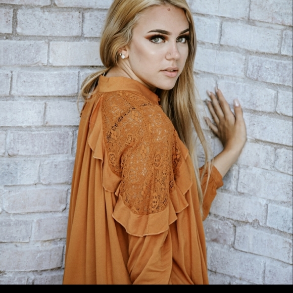 ♥️New boutique lace shoulder top - Picture 2 of 15